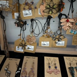 Большой выбор украшений ручной работы ждет вас в нашем магазине!