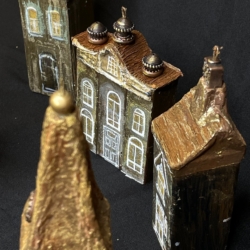 Настоящие театральные декорации расположились на новой полочке 313! 🎭❄️