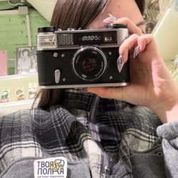 Коллекция воспоминаний на ретро-полочках