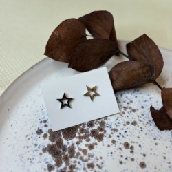 Серьги-пусеты — это маленькие акценты😌