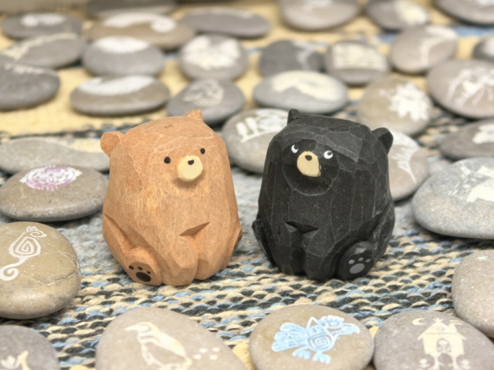 Речные камни и деревянные зверята